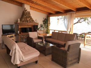 TV a/nebo společenská místnost v ubytování Ionion Seaside Home