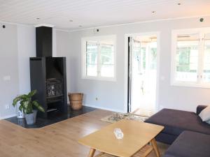 een woonkamer met een bank en een tafel bij Holiday home MELLERUD VII in Mellerud
