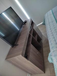 d'un meuble en bois avec une télévision dans la chambre. dans l'établissement Hermoso Departamento en Con Con Edificio Mares de Montemar, à Concón