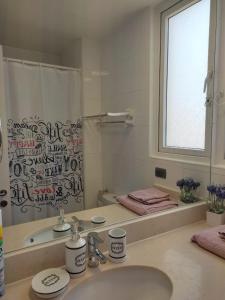 une salle de bain avec un lavabo, un miroir et une douche dans l'établissement Hermoso Departamento en Con Con Edificio Mares de Montemar, à Concón