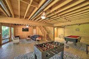 TiptonにあるGrand Escape with Deck, Game Room, Nature View!のギャラリーの写真