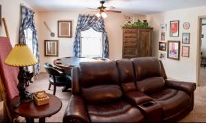 Posezení v ubytování Hidden Gem Location, Privacy, Game Room, Hot Tub, Fire Pit, Flat Lot Family Fun + 27 fotografií