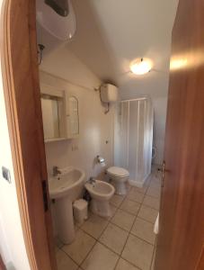 La salle de bains est pourvue de 2 toilettes, d'un lavabo et de toilettes. dans l'établissement Stunning views, 2-Bed Apartment in Scalea, à Scalea