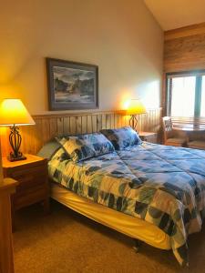 1 dormitorio con 1 cama, 2 lámparas y mesa en K-Suite-Mt View-Resort-Pool-Hot Tub-Near RMNP & WP, en Granby
