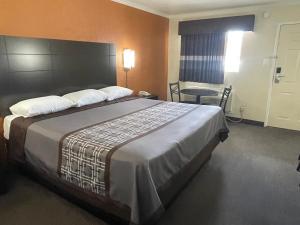 Postel nebo postele na pokoji v ubytování Lufkin Inn