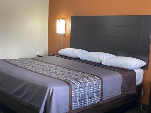 Postel nebo postele na pokoji v ubytování Lufkin Inn