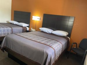 Postel nebo postele na pokoji v ubytování Lufkin Inn