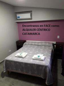 una habitación de hospital con una cama con toallas. en Alquiler Céntrico Catamarca en San Fernando del Valle de Catamarca