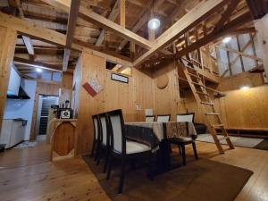 宜野座村にあるペンション スナドゥンのダイニングルーム(テーブル、椅子、はしご付) +51枚の写真