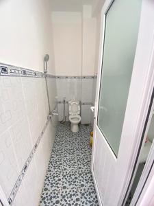 a bathroom with a toilet and a shower at Hoa Bien Motel in Ly Son