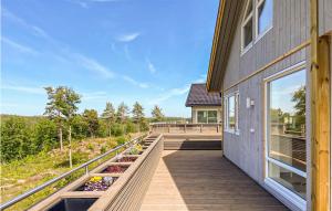 uma casa com um passadiço de madeira ao lado de um edifício em 4 Bedroom Amazing Home In Frvik em Færvik
