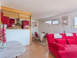 een woonkamer met een rode bank en een tafel bij Appartement Saint-Jean-de-Luz, 1 pièce, 4 personnes - FR-1-4-638 in Saint-Jean-de-Luz