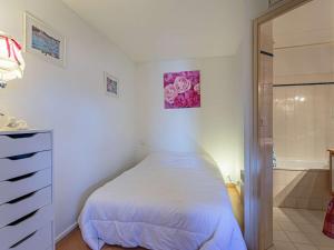 een slaapkamer met een bed en een inloopdouche bij Appartement Saint-Jean-de-Luz, 1 pièce, 4 personnes - FR-1-4-638 in Saint-Jean-de-Luz