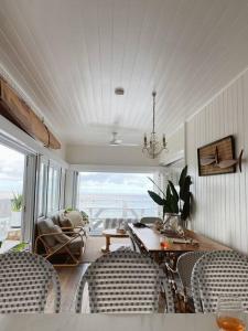 Ruang duduk di BAY PROPERTIES . Beach House Yamba