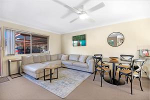 - un salon avec un canapé et une table dans l'établissement Park Beach Retreat, à Coffs Harbour