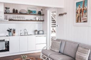 Dapur atau dapur kecil di BAY PROPERTIES . Beach House Studio +7 gambar
