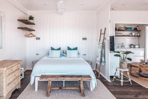 Katil atau katil-katil dalam bilik di BAY PROPERTIES . Beach House Studio