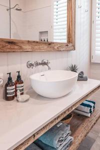 Bilik mandi di BAY PROPERTIES . Beach House Studio