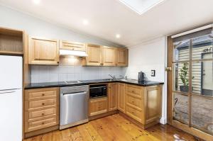 Kuchyň nebo kuchyňský kout v ubytování Curragh Cottage