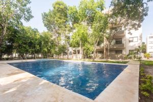 an empty swimming pool in front of a building at Aqua in Playa del Carmen