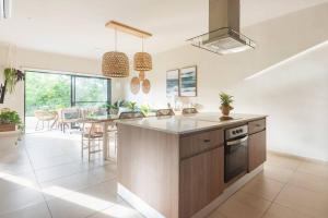 a kitchen with a counter and a dining room at Aqua in Playa del Carmen