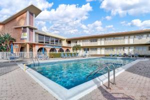 Gallery image of Steps to the Beach Christmas Vacation Pool in Hallandale Beach