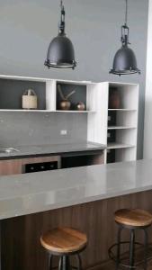 Kuchyňa alebo kuchynka v ubytovaní Cómodo departamento acceso a dunas de Concón