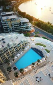 Utsikt mot bassenget på BASE Holidays - Ettalong Beach Premium Apartments eller i nærheten
