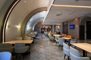 Ο χώρος του lounge ή του μπαρ στο Holiday Inn Express Tianjin Binhai, an IHG Hotel