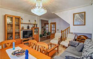 プレヤス・デ・オリフエラにあるNice Home In Orihuela With 3 Bedrooms, Wifi And Outdoor Swimming Poolのリビングルーム(ソファ、テーブル付)