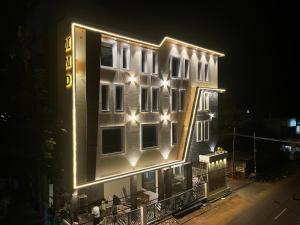 budynek z oświetleniem na boku w nocy w obiekcie MMD Grande A Boutique Hotel w mieście Tańdźawur