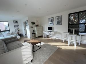 un soggiorno con divano e tavolo di Bright modern new coastal home with inspiring details in Santa Monica a Los Angeles