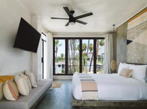Postel nebo postele na pokoji v ubytování Drift San Jose del Cabo, a Member of Design Hotels