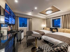 een hotelkamer met 2 bedden en een flatscreen-tv bij APA Hotel Ueno Ekiminami in Tokyo