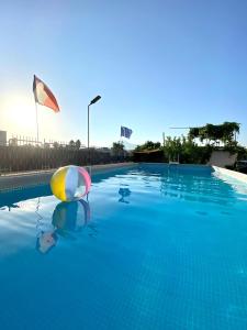 ein Pool mit einem Ball und einem Sonnenschirm in der Unterkunft AreA DomuS in Pompei