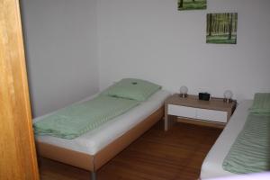 ein kleines Schlafzimmer mit einem Bett und einem Nachttisch in der Unterkunft Holiday home Paula in Neunkirchen