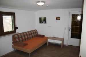 ein Wohnzimmer mit einem Sofa und einem Tisch in der Unterkunft Holiday home Paula in Neunkirchen