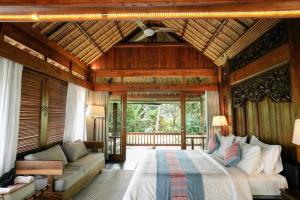 Postel nebo postele na pokoji v ubytování Umah Lawas Villa Ubud + 23 fotografií