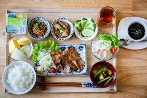 ハノイにあるFive Star Westlake 1st-4th Floors Hotel & Serviced Apartmentの木製テーブル