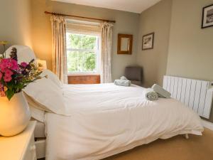 A bed or beds in a room at Lavender Cottage