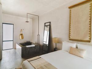 Postel nebo postele na pokoji v ubytování Drift San Jose del Cabo, a Member of Design Hotels