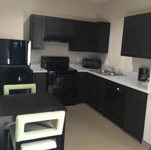 Kuchyň nebo kuchyňský kout v ubytování Residency Suites