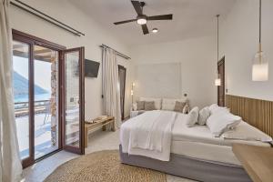 sypialnia z dużym łóżkiem i balkonem w obiekcie Voya Sifnos Mindful Stay w mieście Kamárai +37 zdjęć