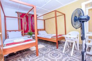 Postel nebo postele na pokoji v ubytování Enkayz Mombasa
