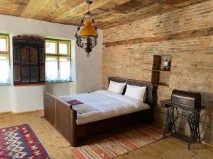 a bed in a room with a brick wall at Critz Cross in Criţ