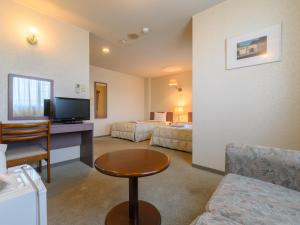 Tabist Station Hotel Isobe Ise-Shima的电视和/或娱乐中心