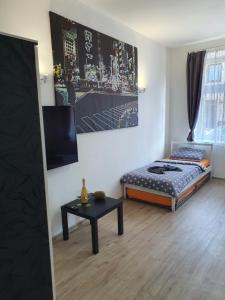 Un dormitorio con una cama y una mesa. en Skorkovského Business, en Brno