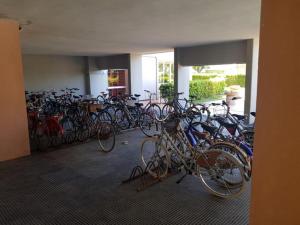 kilka rowerów zaparkowanych w garażu w obiekcie CONDOMINIO CESANO MARE w mieście Marotta
