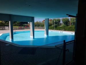 Bazén v ubytování CONDOMINIO CESANO MARE nebo v jeho okolí