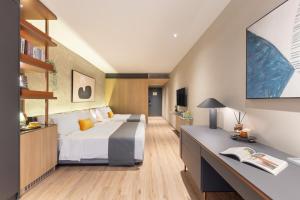 A bed or beds in a room at Dash Living on Prat